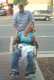 Fauteuil roulant avec une ceinture de sécurité